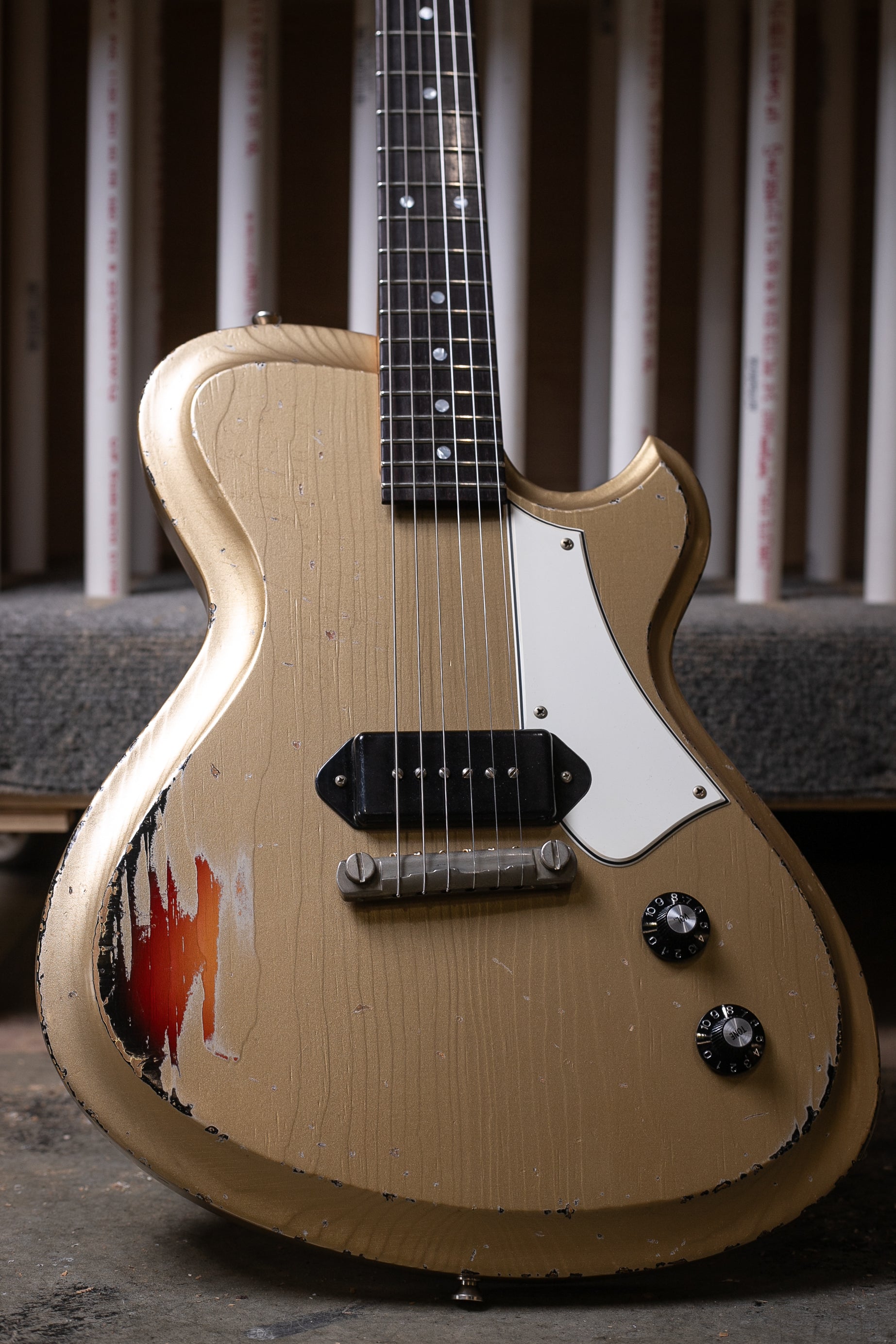 Novo Solus M1 in Shoreline Gold over '64 3-Tone Burst – Novo Guitars