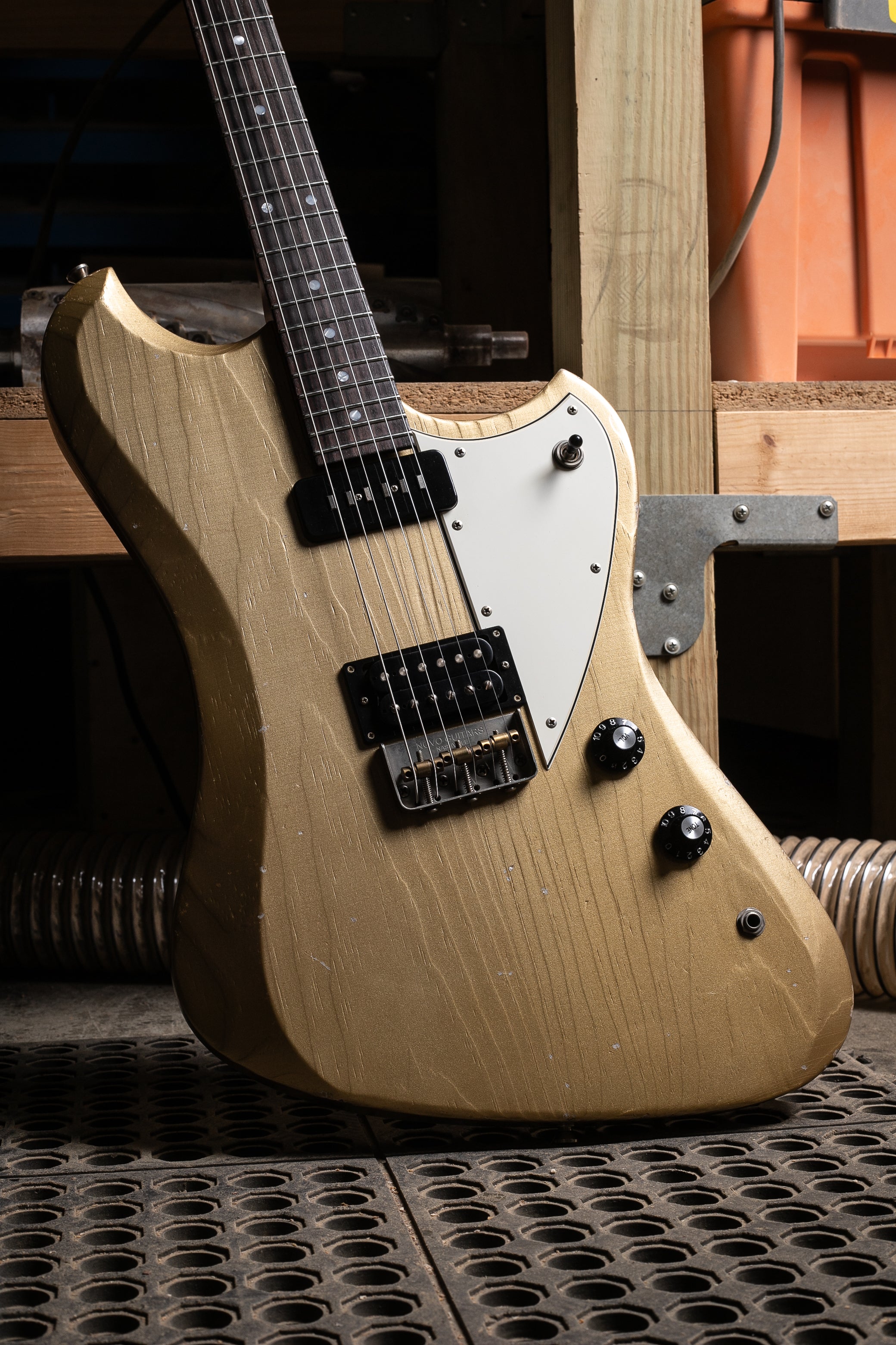 Novo Voltur V2 in Shoreline Gold – Novo Guitars