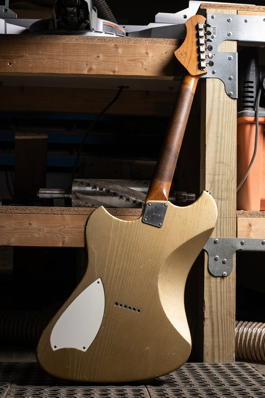 Novo Voltur V2 in Shoreline Gold – Novo Guitars