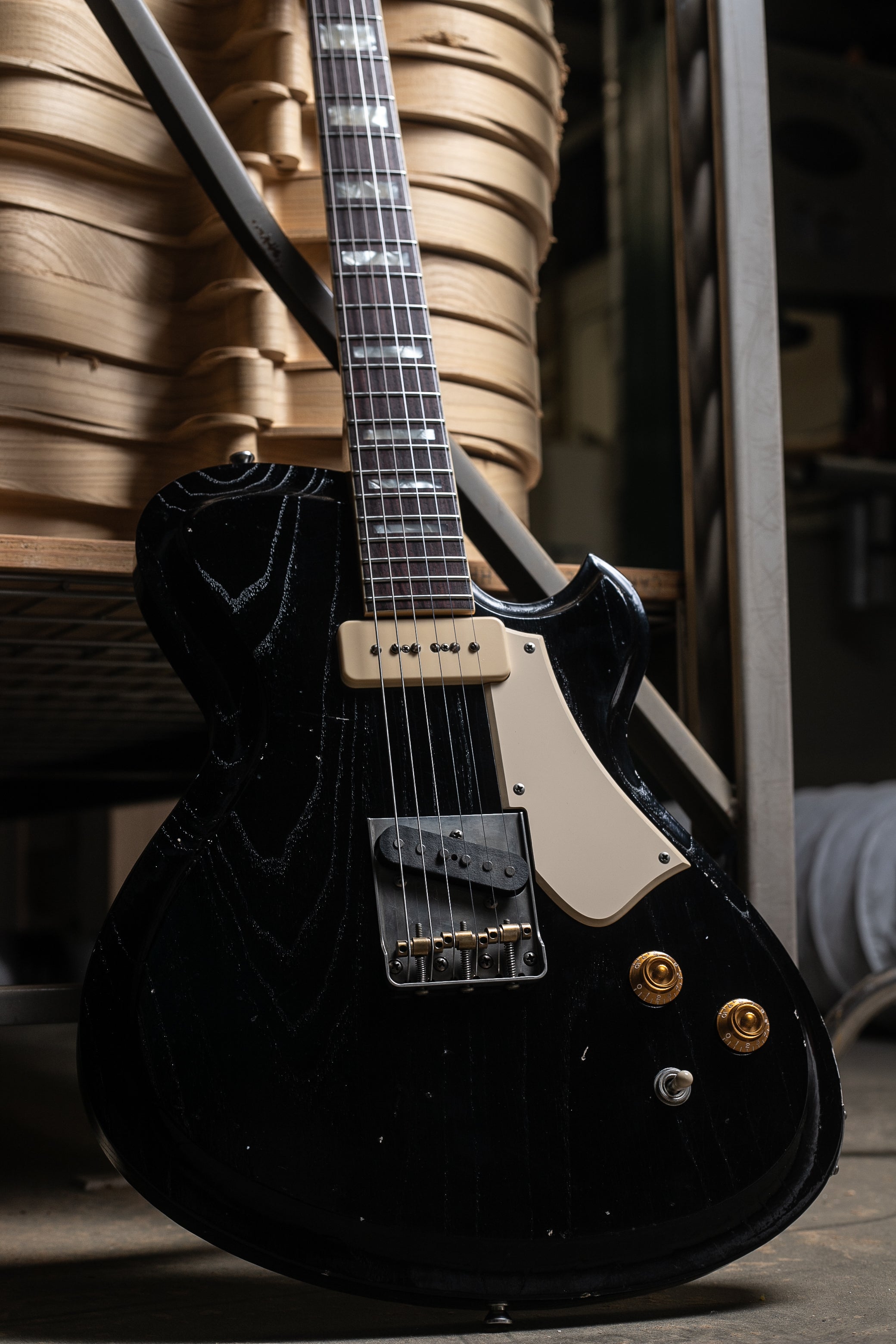 Novo Solus F2 in Bull Black – Novo Guitars