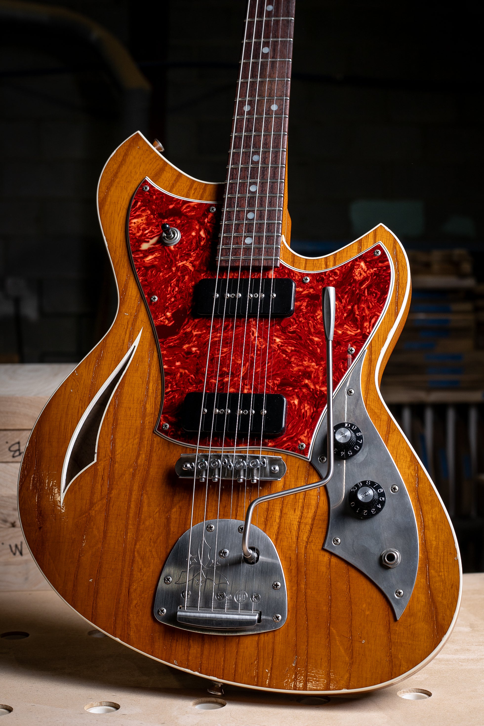 Novo Miris J in Amber – Novo Guitars